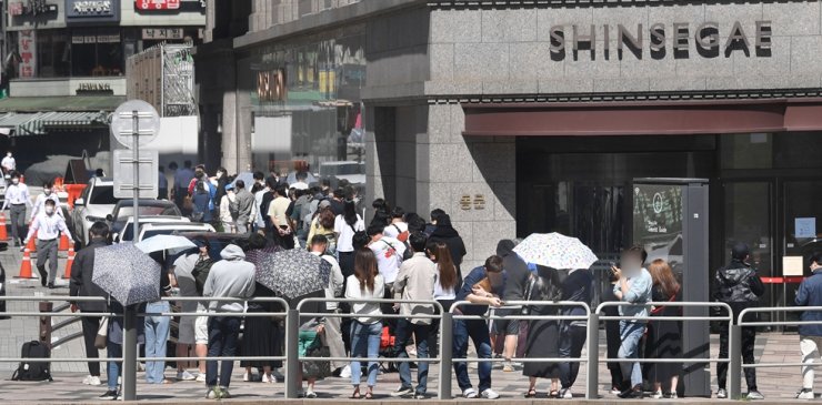 Shoppers walk into Shinsegae Department store in Seoul, in May 2021. Korea Times file