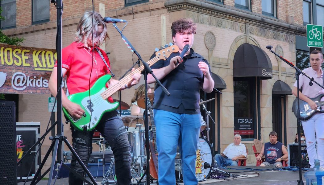 Midlanders enjoy Pedestrian Plaza, live music