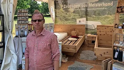 Mike aus Österreich bietet unter anderem Betten aus Zirbenholz an. Er reist quasi mit den LebensArt-Messen durch Deutschland mit.