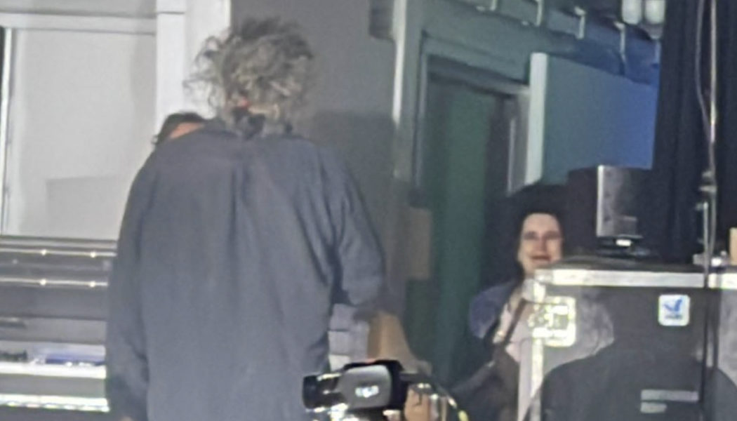 Robert Smith sings "Plainsong" to his wife during The Cure concert