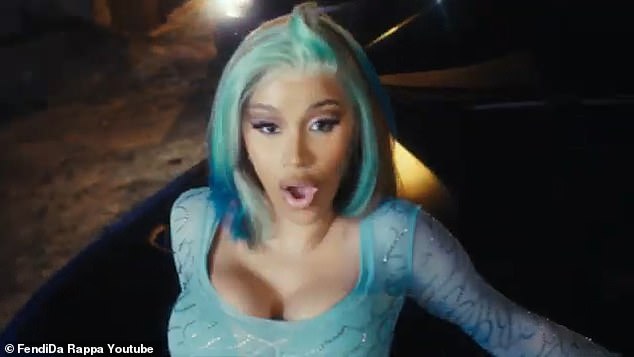 She rocked a stylish aqua-toned wig