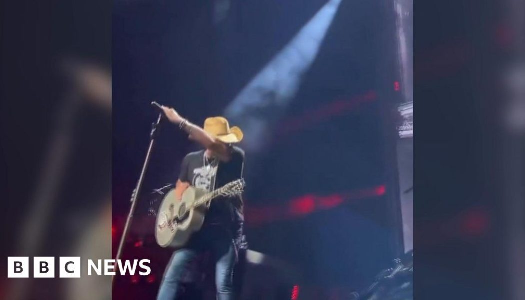 Country music star suffers heat exhaustion mid-performance