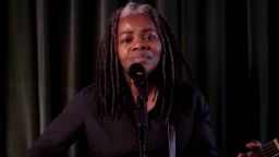 RESTRICTED SCREENGRAB tracy chapman seth meyers 1102