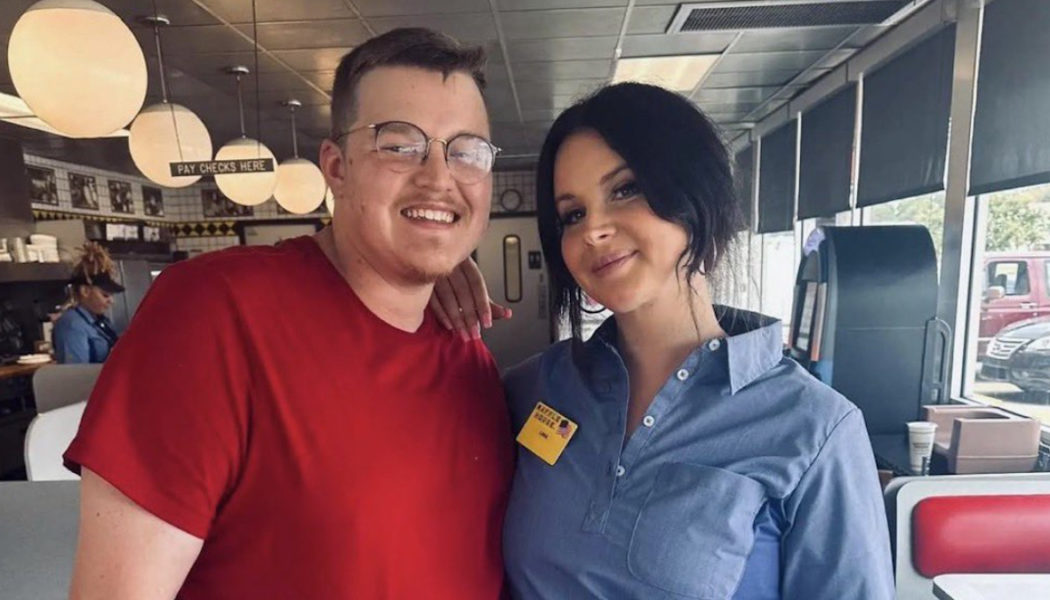 Lana Del Rey works shift at Alabama Waffle House