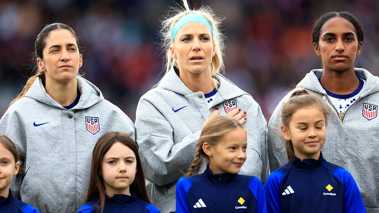  United States women's players line up before a match