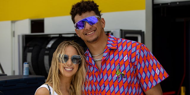 Patrick Mahomes and Brittany Mahomes pose for picture