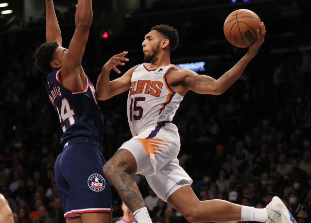 NEW YORK, NEW YORK - NOVEMBER 27: Cameron Payne #15 of the Phoenix Suns passes the ball as Cam Thomas #24 of the Brooklyn Nets defends at Barclays Center on November 27, 2021 in New York City. NOTE TO USER: User expressly acknowledges and agrees that, by downloading and or using this photograph, User is consenting to the terms and conditions of the Getty Images License Agreement. (Photo by Elsa/Getty Images)