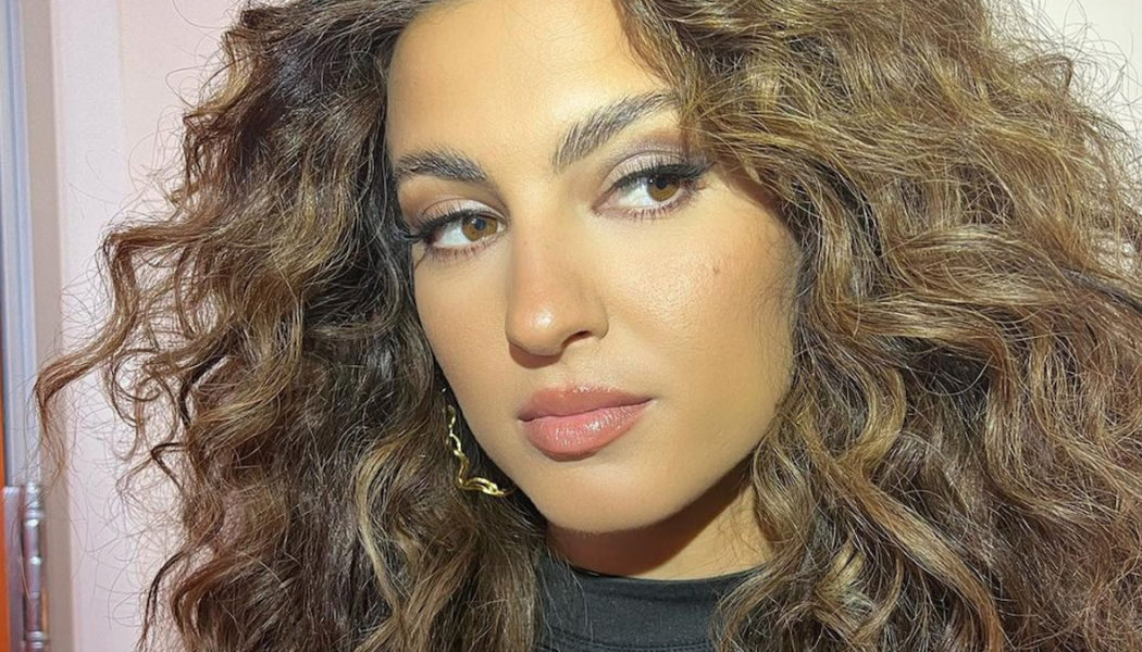 Singer Tori Kelly hospitalized for blood clots: Report