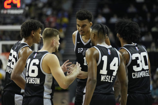 San Antonio Spurs&#39; Victor Wembanyama, center, speaks with teammates during the first half of an NBA Summer League game against the Portland Trail Blazers on July 9, 2023, in Las Vegas. (AP Photo/John Locher)