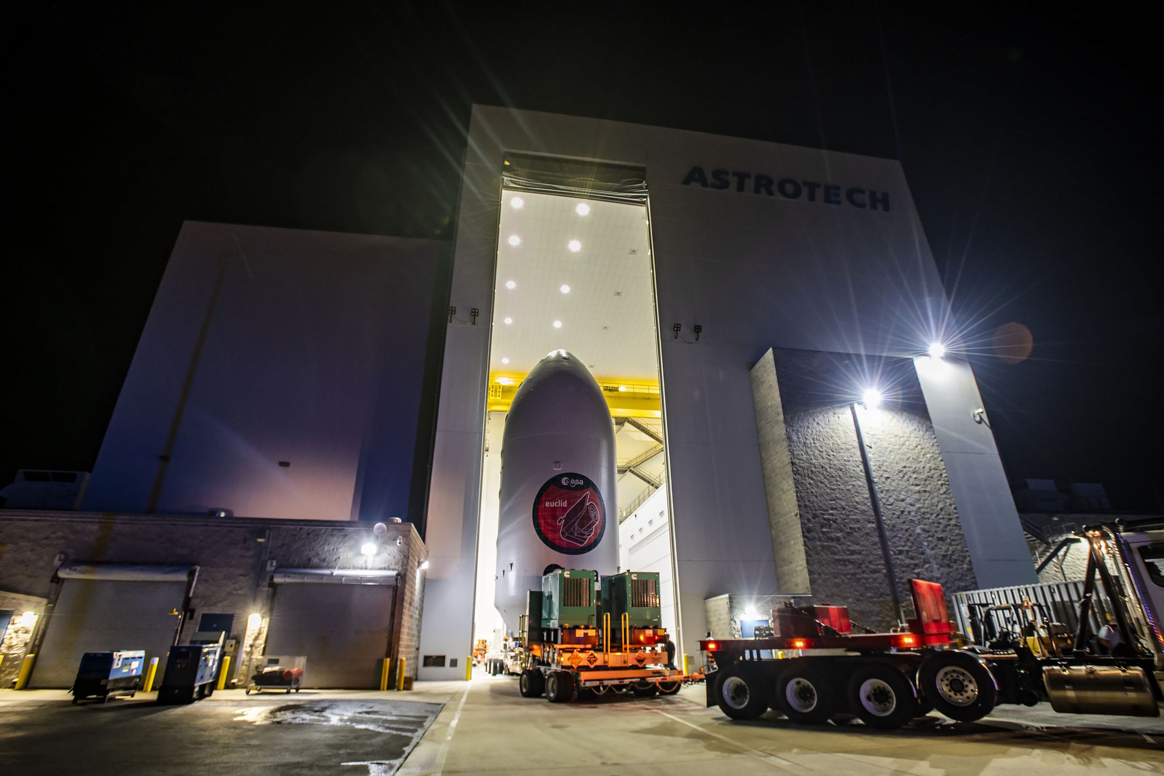 After being encapsulated in the SpaceX Falcon 9 fairing, on 29 June 2023 ESA’s Euclid was transported to the Cape Canaveral Space Launch Complex 40 (SLC-40) in Florida, USA.