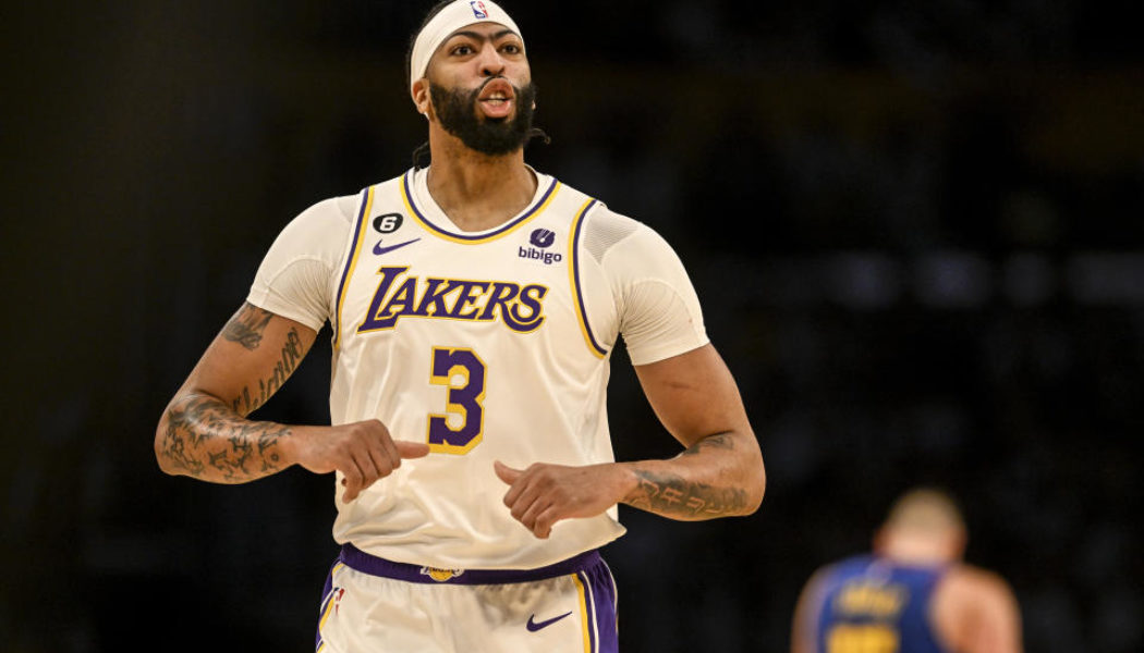 Anthony Davis reportedly signs three-year, $186M max extension to stay with Lakers