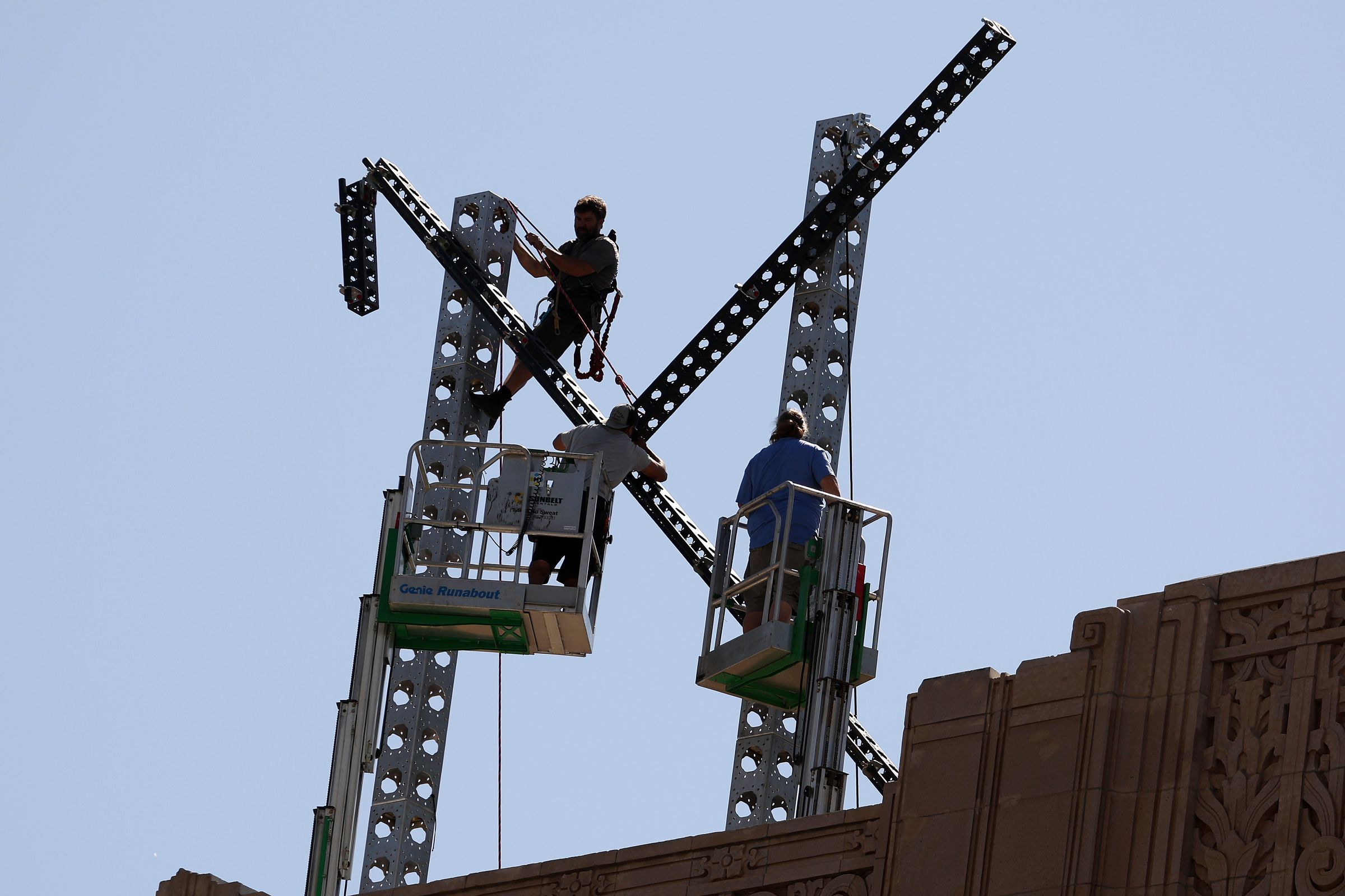 Workers prepare to dismantle a large X logo on the roof of X headquarters on July 31, 2023 in San Francisco, California.&nbsp;