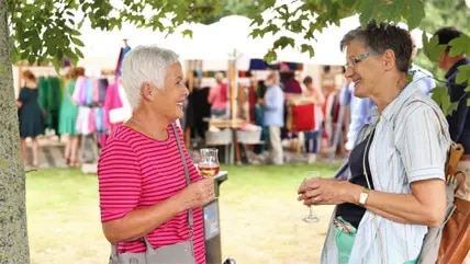 Petra Voigt aus Mecklenburg-Vorpommern (links) und ihre Freundin Heike Cordes-Dreier aus Schneverdingen sind vor acht Jahren zufällig zur "Landpartie" gekommen. Weil es ihnen damals so gut gefallen hat, sind sie jetzt ein weiteres Mal zur Nachfolgeveranstaltung gefahren.