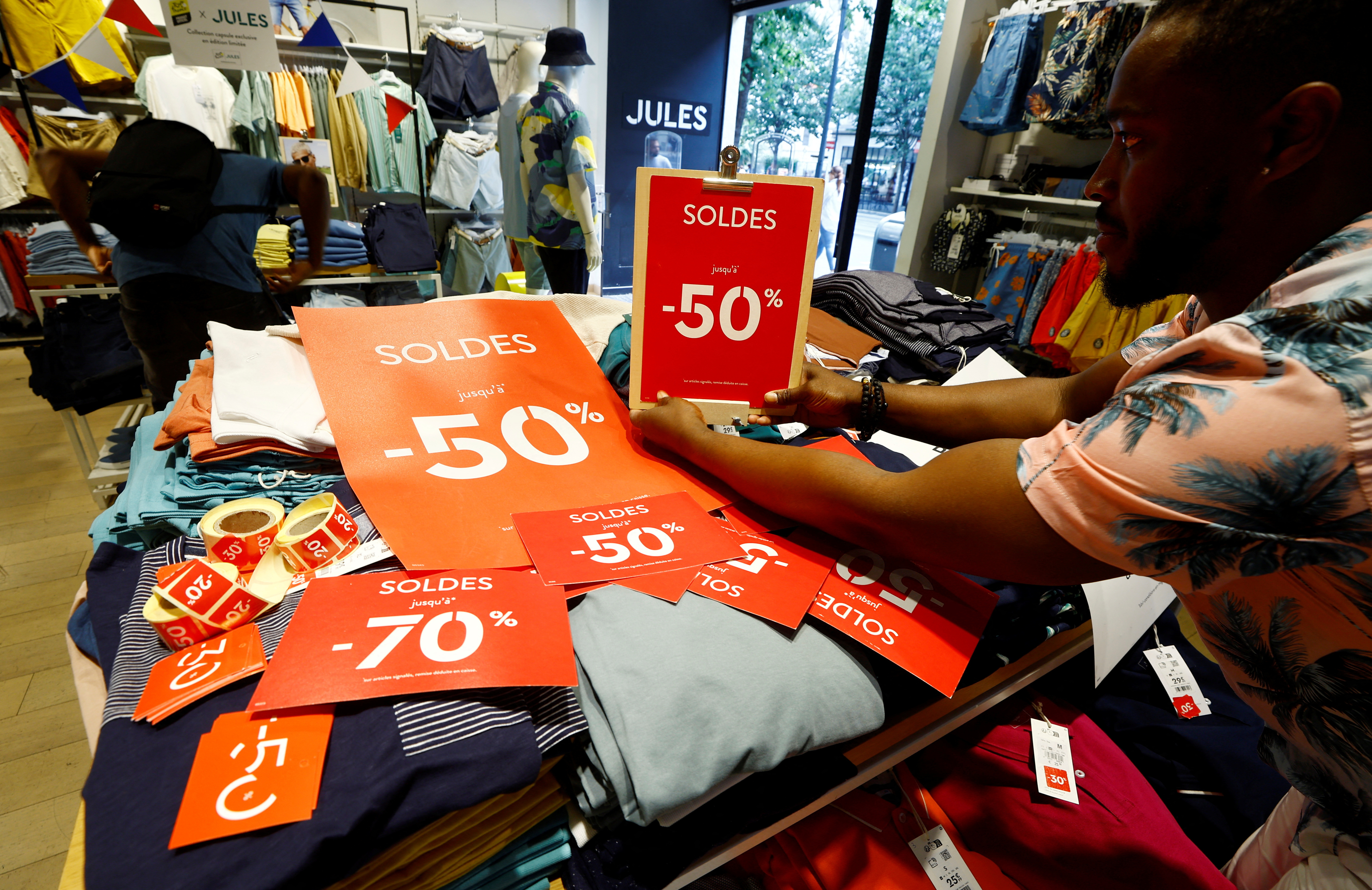 Preparation for the official start of summer sales in Nice