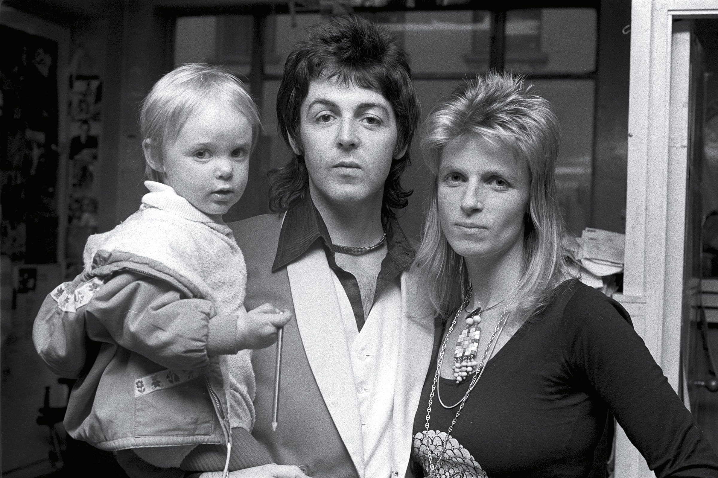 Stella McCartney, age 2, with father Paul and mother Linda, in 1973 (Michael Putland—Getty Images)