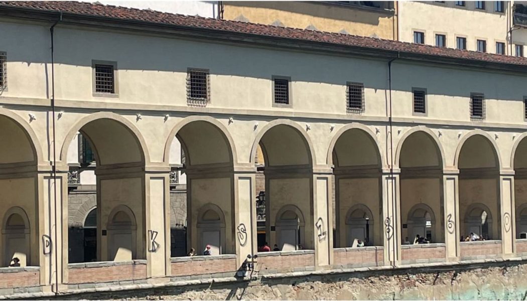 Two German Tourists Vandalize Florence Vasari Corridor