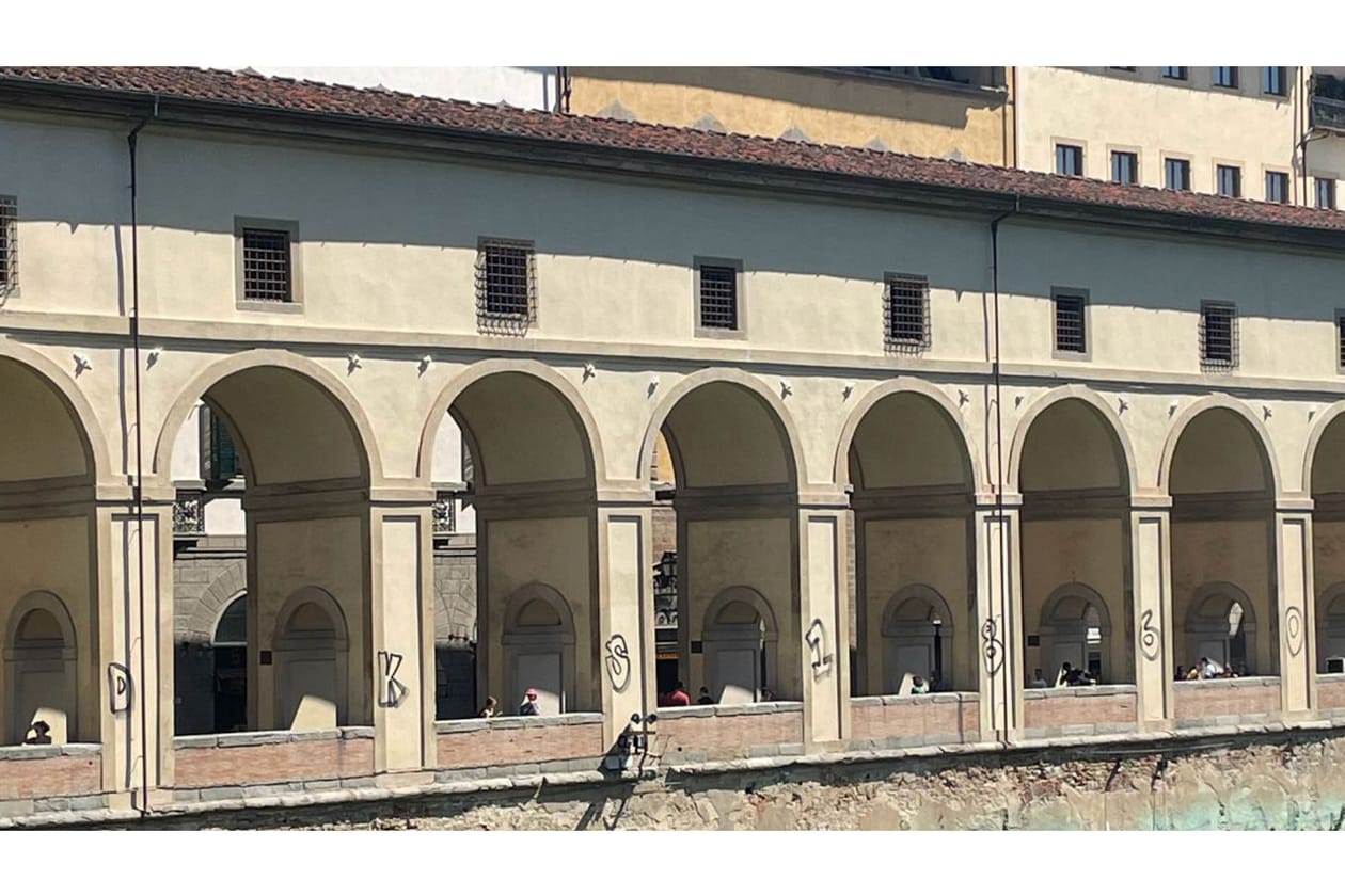 German Tourists Vandalize Florence Vasari Corridor