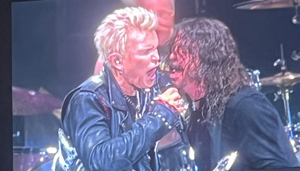 Foo Fighters and Billy Idol cover Sex Pistols' "Pretty Vacant"