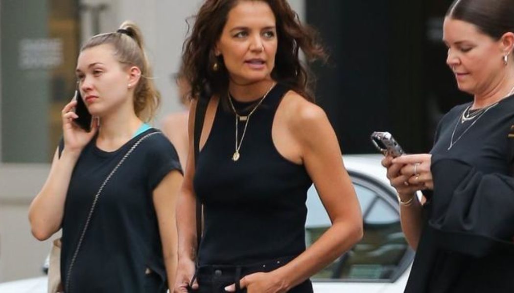 Katie Holmes Just Wore the New Flat-Shoe Trend That Instantly Elevates Jeans