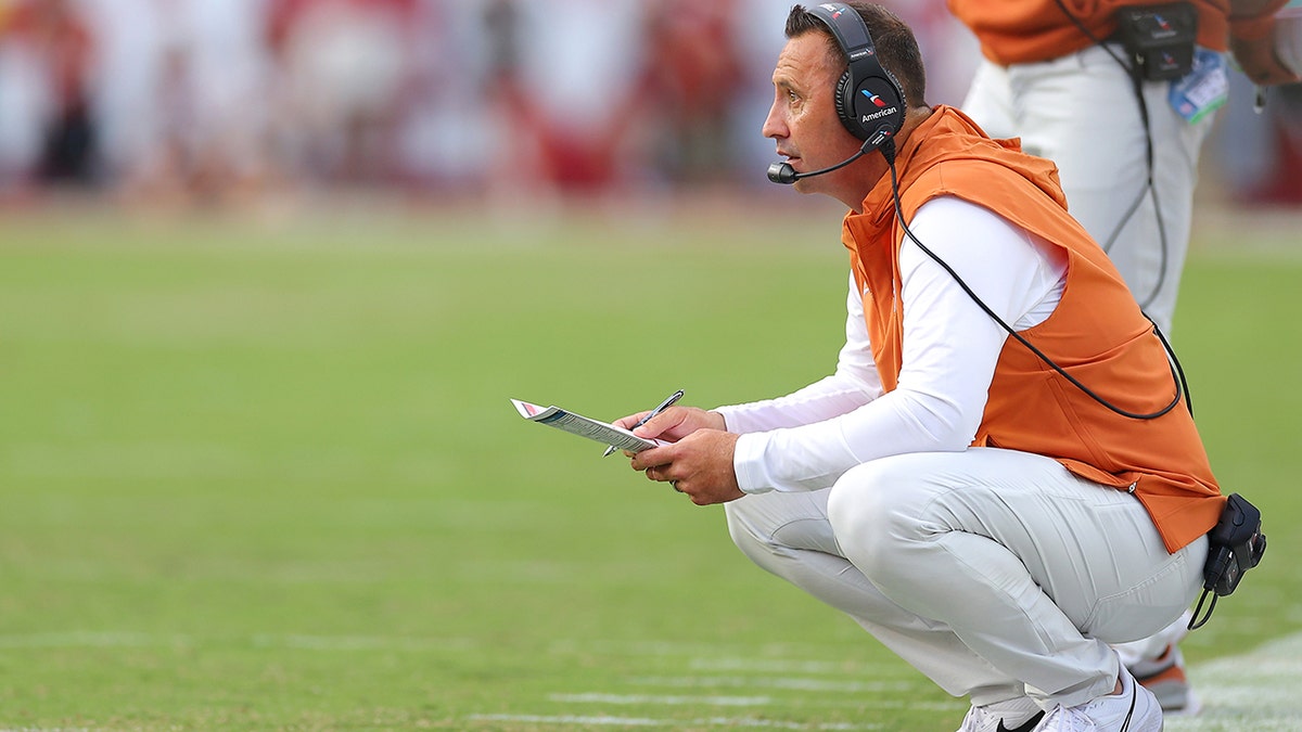 Steve Sarkisian calls a play