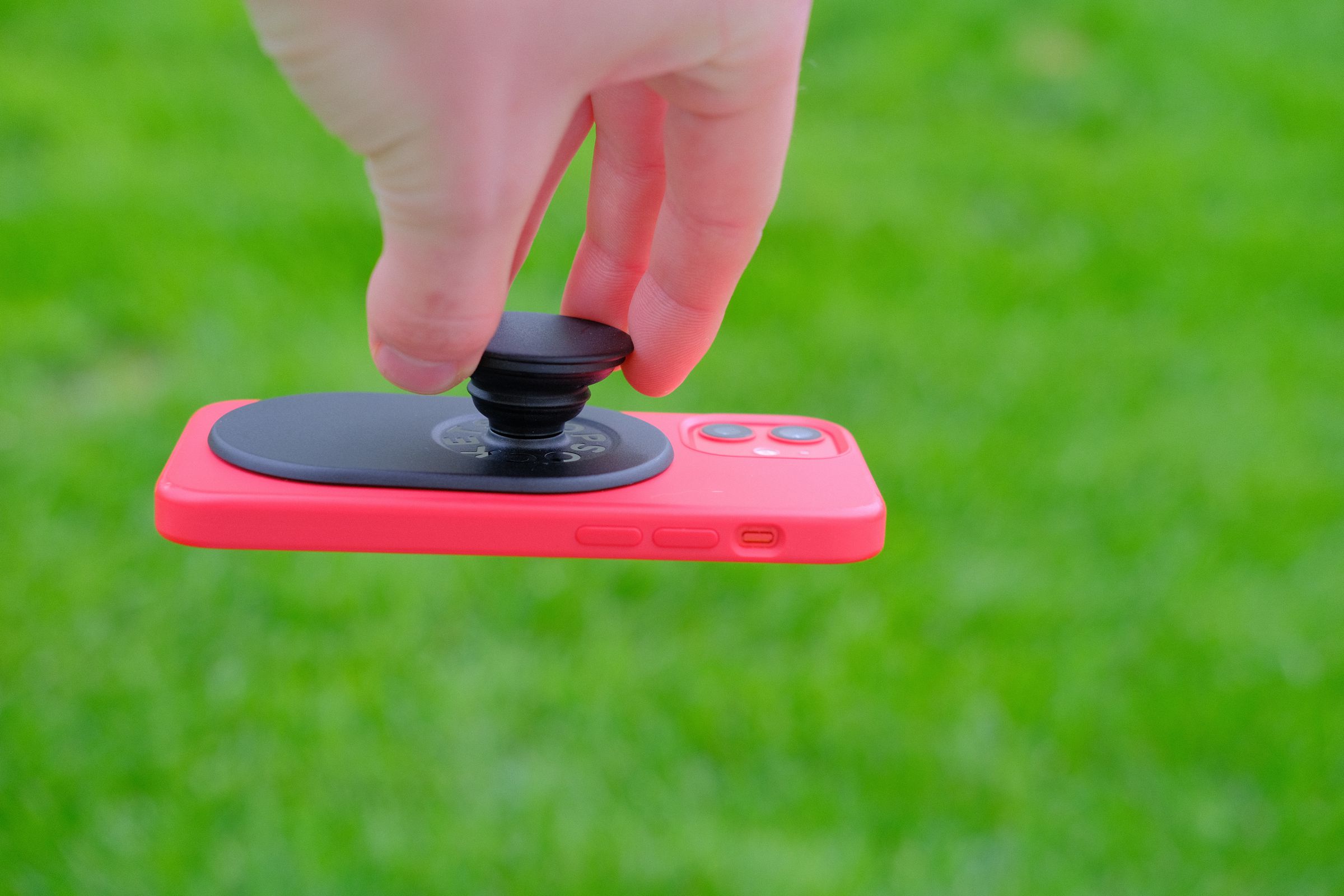 Person holding a popsocket magsafe