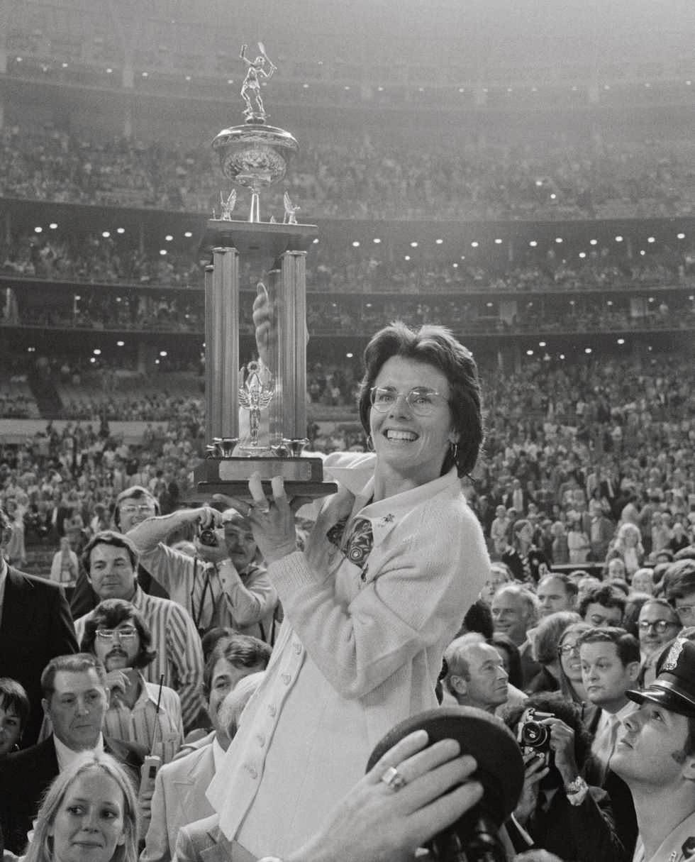 billie jean king holding trophy