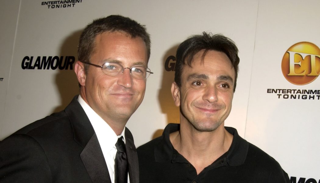 Hank Azaria pays tribute to Matthew Perry: "We were really more like brothers"