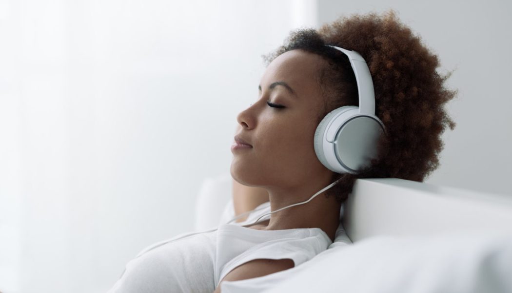 Jam out! Listening to your favorite music can reduce pain, new study suggests