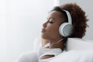 Jam out! Listening to your favorite music can reduce pain, new study suggests