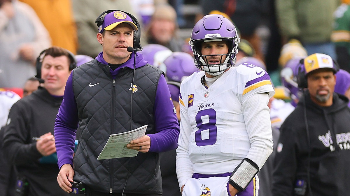 Kirk Cousins talks to Kevin O'Connell