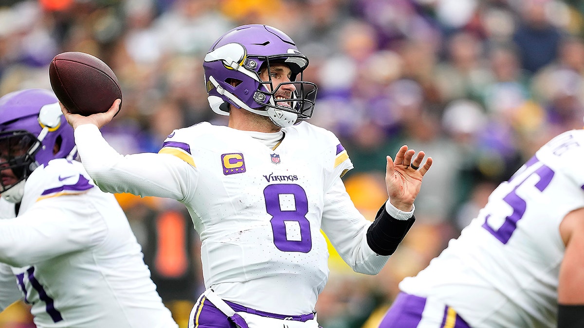 Kirk Cousins throws ball