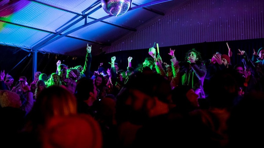 Wave Rock Weekender crowd parties inside the festival grounds.