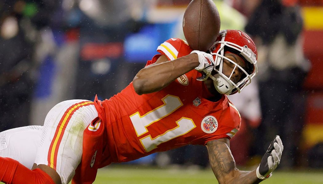 Chiefs' Marquez Valdes-Scantling drops go-ahead TD pass, smashes helmet in frustration