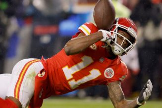 Chiefs' Marquez Valdes-Scantling drops go-ahead TD pass, smashes helmet in frustration