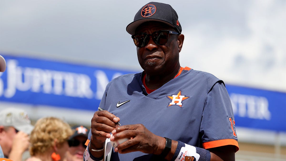 Dusty Baker signs autographs