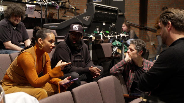 alicia-keys-with-crew-of-hells-kitchen.jpg 