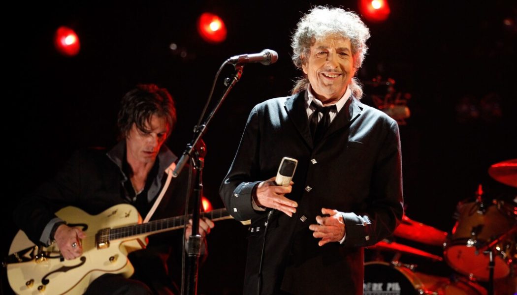 In Boston shows, Bob Dylan keeps the focus squarely on the music