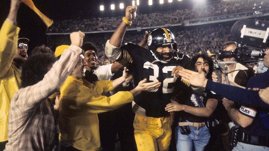 Franco Harris leaves the field