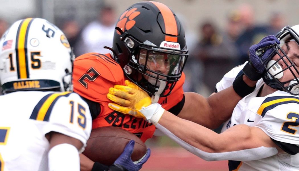 Michigan high school football player makes no-look interception in state title game