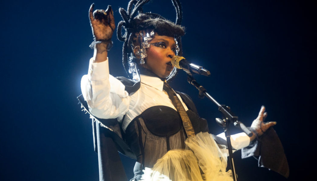 Ms. Lauryn Hill Addresses Crowd Over Starting Shows Late