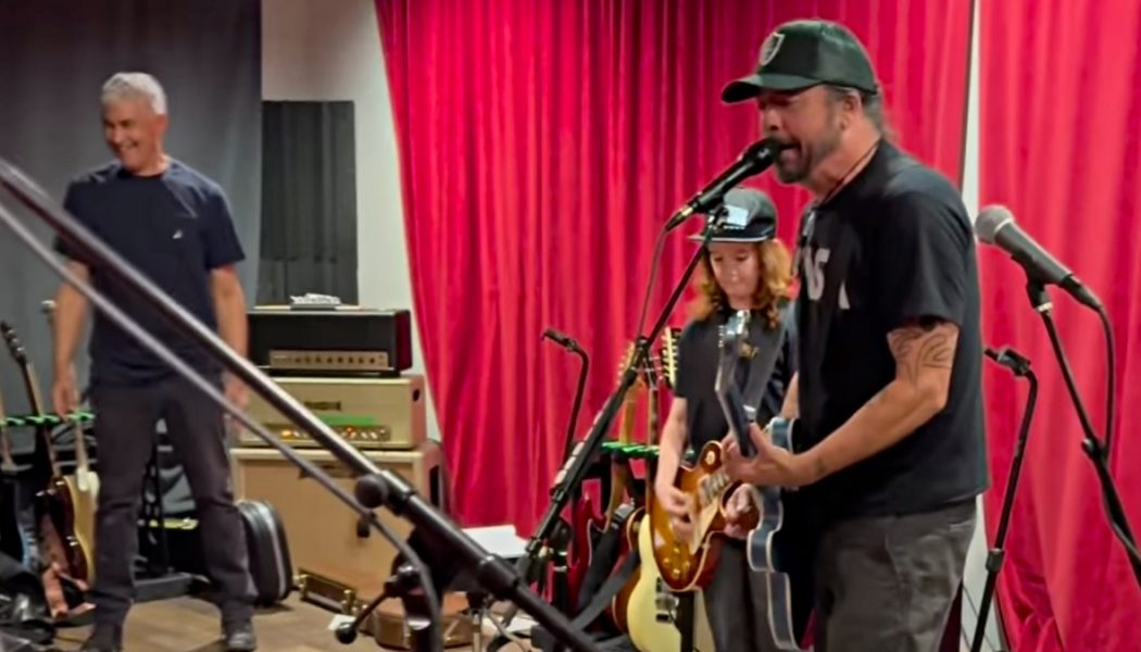 Scott Ian's 12-year-old son plays "Everlong" with Foo Fighters