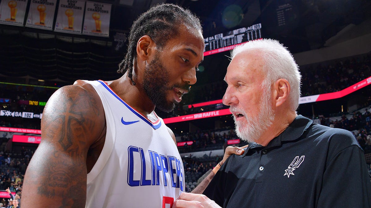 Gregg Popovich speaks with Kawhi Leonard