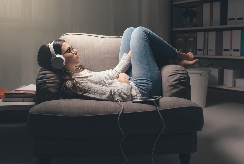 Study: Emotional responses to favorite and relaxing music predict music-induced hypoalgesia. Image Credit: Stokkete/Shutterstock.com