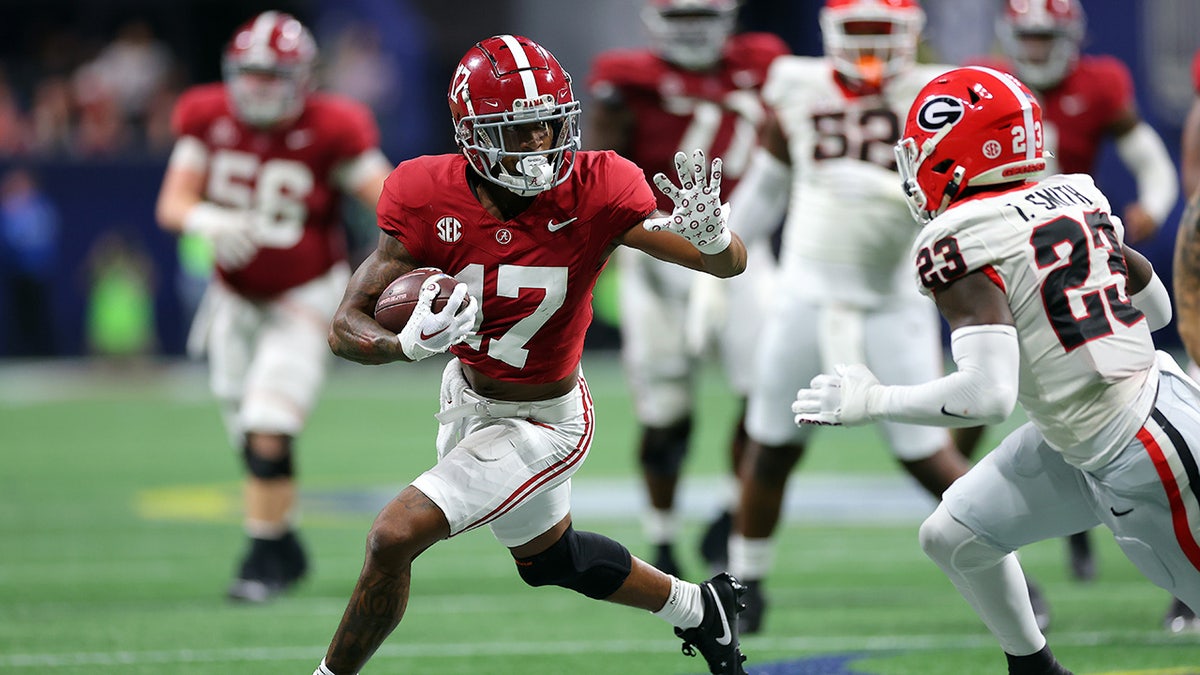 Alabama Crimson Tide player makes a catch