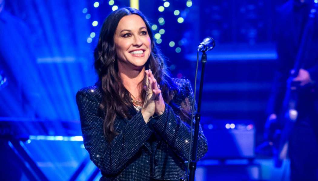 Alanis Morissette covers "Last Christmas" on Fallon