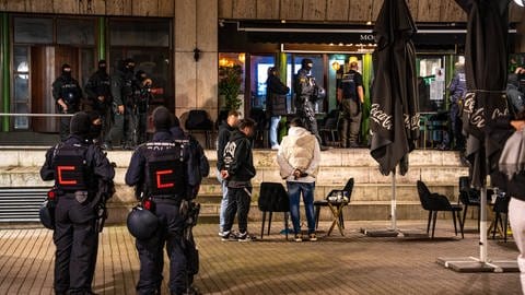 Die Polizei hat in der Nacht auf Sonntag rund 40 Personen und mehrere Gaststätten rund um den Josef-Hirn-Platz in der Innenstadt in Stuttgart durchsucht. (Foto: 7aktuell)