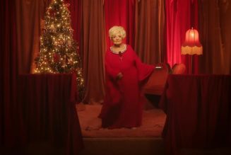 Brenda Lee's Rockin' Around the Christmas Tree hits #1 for first time