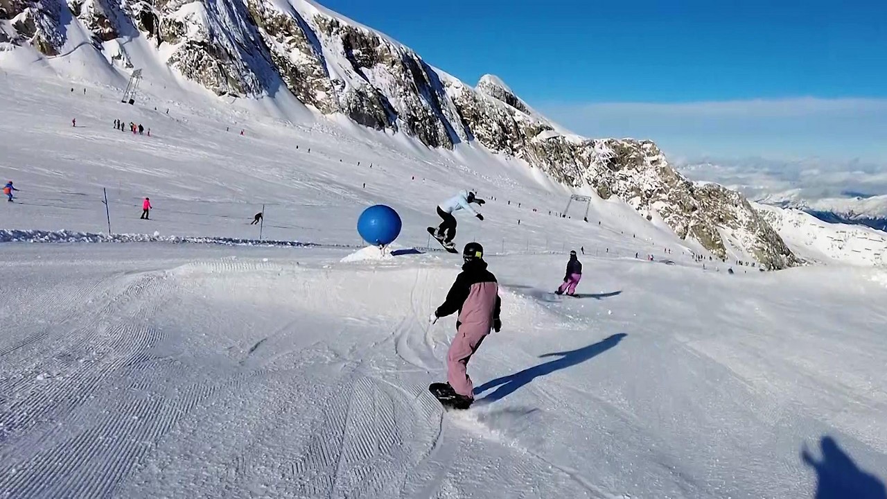 Funpark am Kitzsteinhorn mit Snowboardern