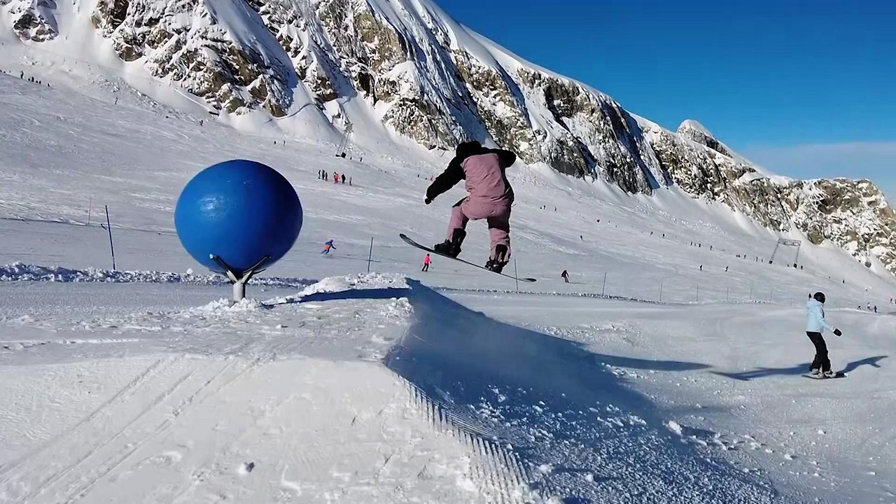 Funpark mit Snowboarder am Kitzsteinhorn