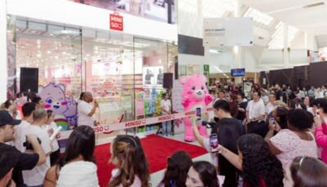 MINISO eröffnet den 100. US-Store in Orlando und bringt einen rosa Blizzard für die Feiertage